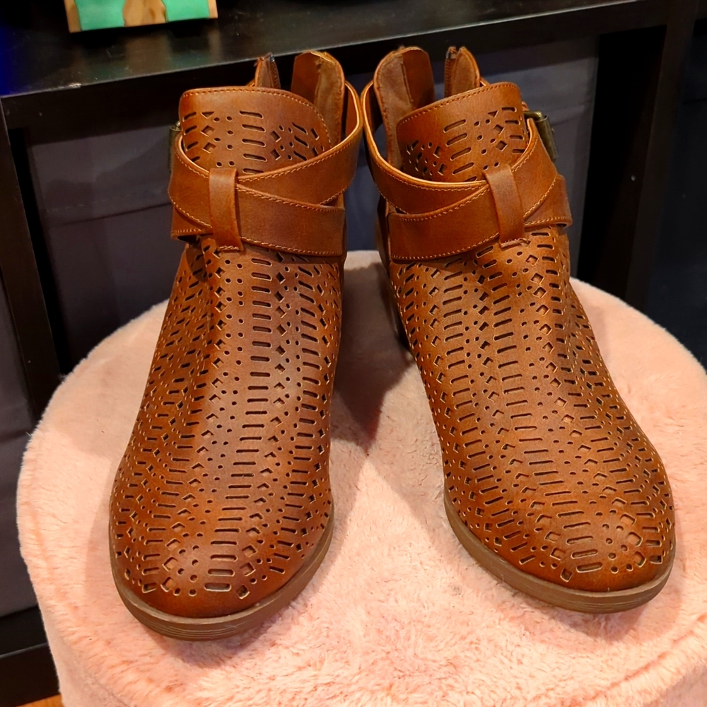 Report Booties Boots Zips Size 6.5 Tan Country